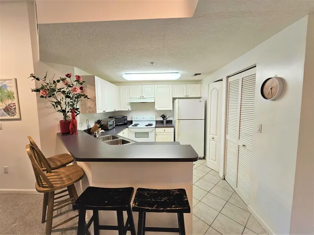 $1,800 | 5050 Fairways Circle, Unit 301, Vero Beach, FL 32967