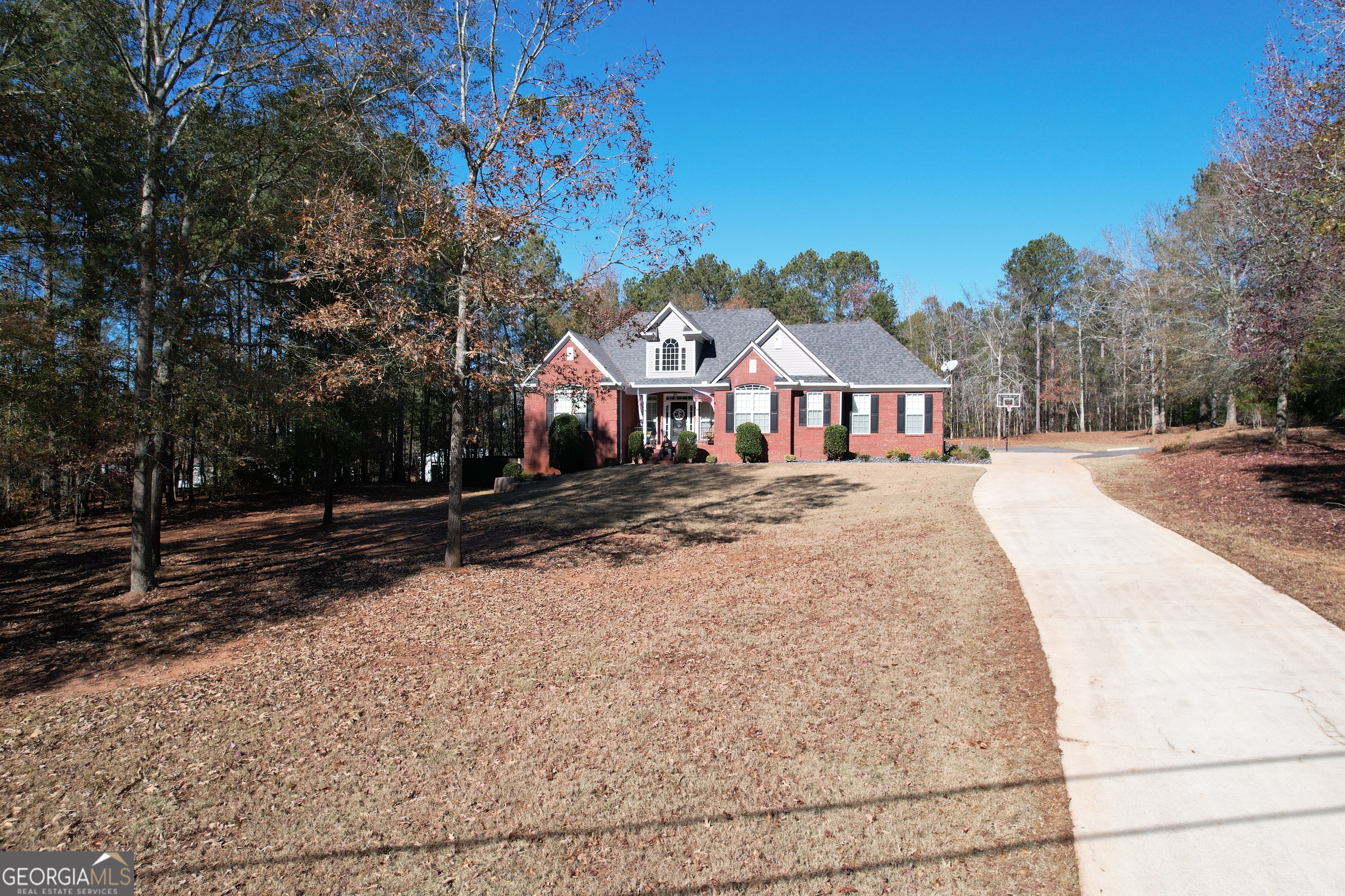 a view of house with a yard