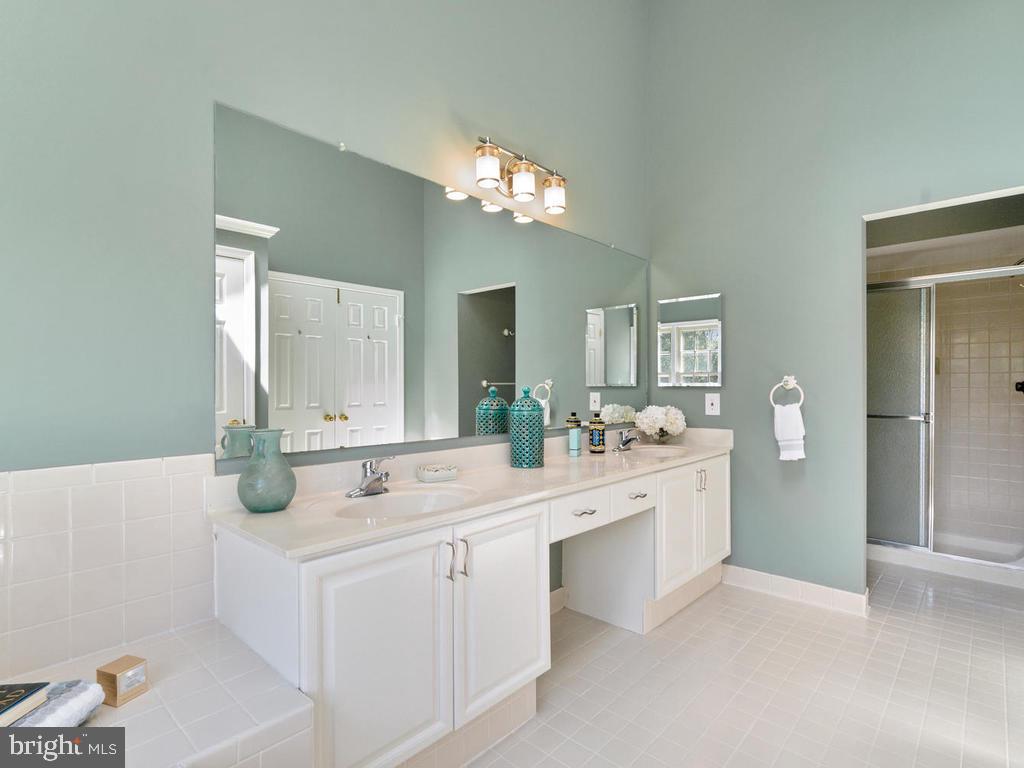 8918 2nd Avenue Silver Spring, MD 20910 - Photo 12 of 50 Separate shower