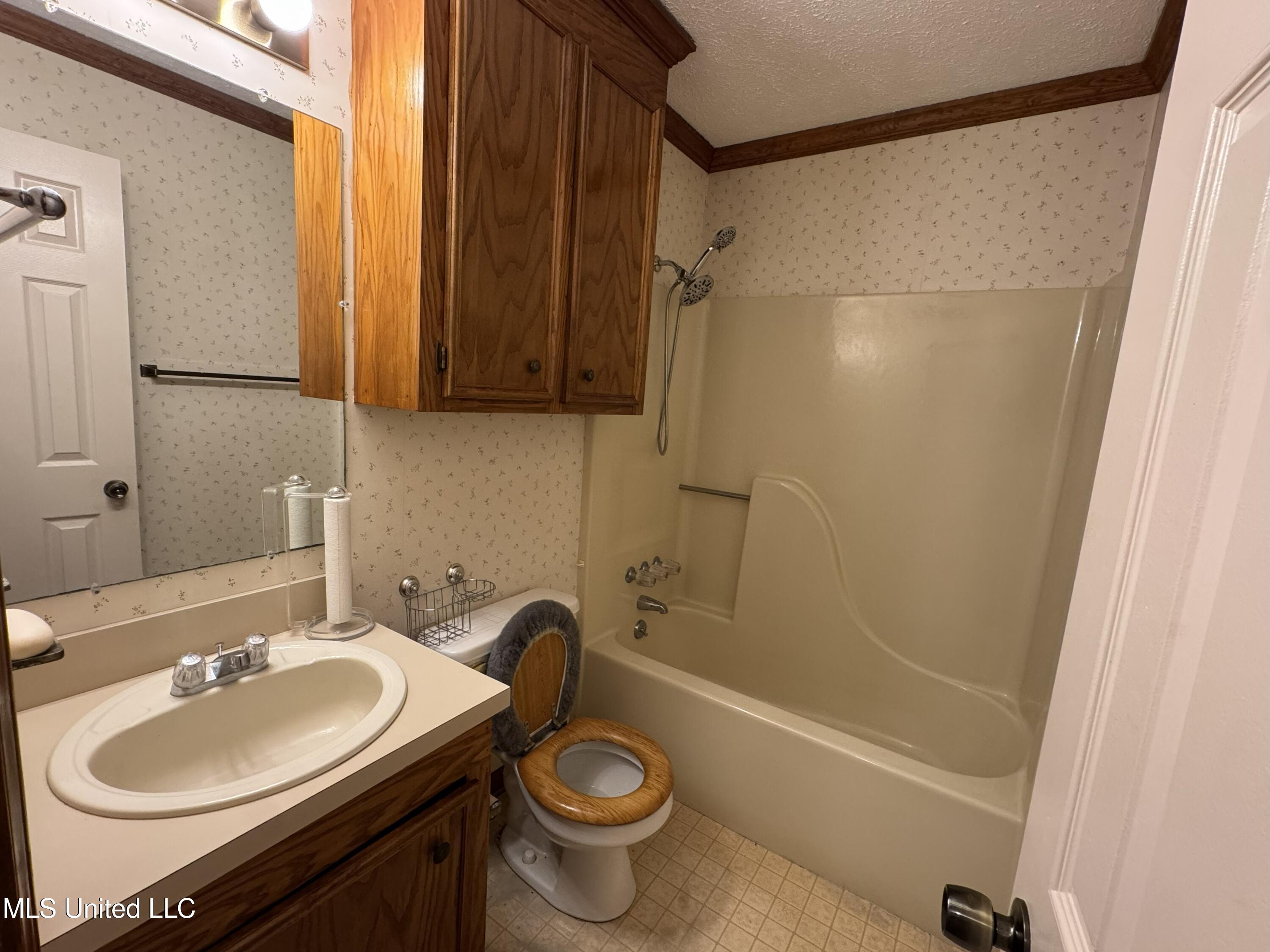 4375 Redwood Circle Jackson, MS 39212 - Photo 10 of 23 Hall Bath