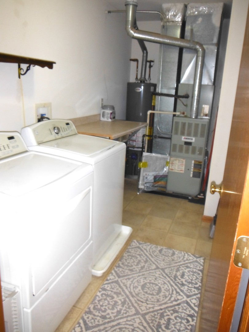 574 Boulder Drive Morris, IL 60450 - Photo 13 of 13 a utility room with dryer and washer