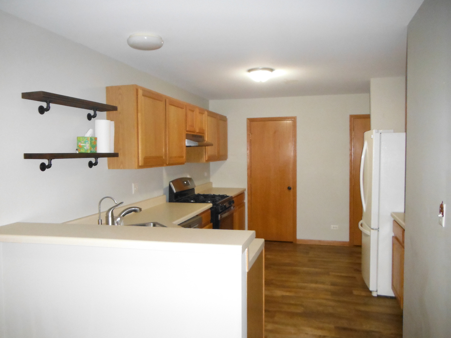 574 Boulder Drive Morris, IL 60450 - Photo 4 of 13 a bathroom with a sink a mirror and a bathtub