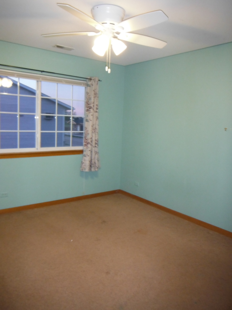 574 Boulder Drive Morris, IL 60450 - Photo 10 of 13 an empty room with a window and closet