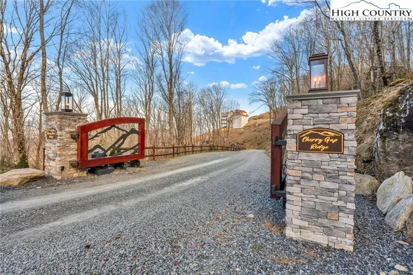 $2,500,000 | 132 Sun Peaks Trail, Beech Mountain, NC 28604