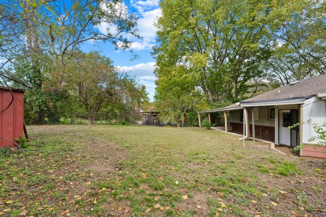 a view of a house with yard and tree s