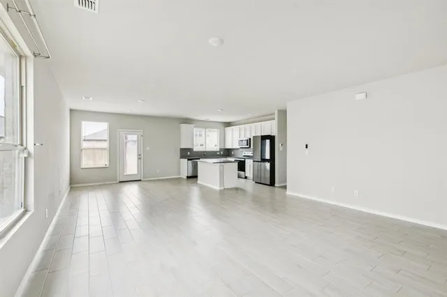 $2,295 | 969 Ravenwood Lane, Van Alstyne, TX 75495