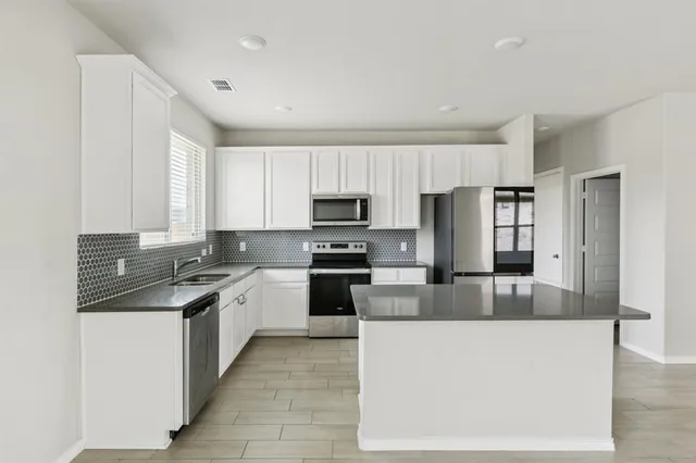 $2,295 | 969 Ravenwood Lane, Van Alstyne, TX 75495