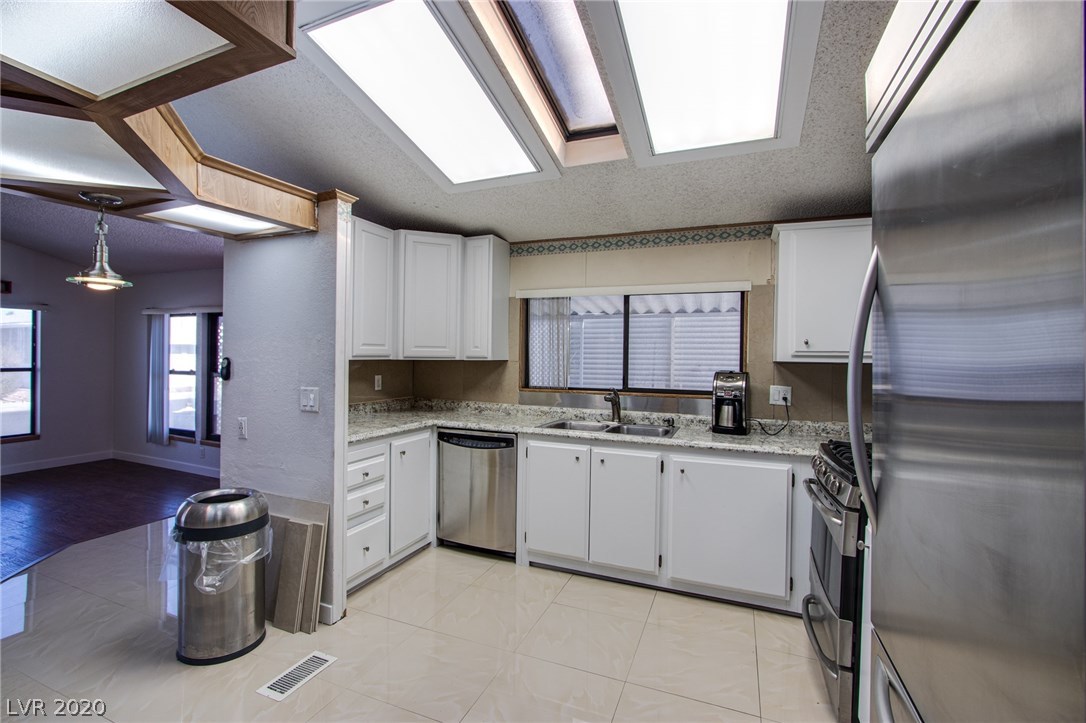 5553 Aldama Road Las Vegas, NV 89122 - Photo 2 of 29