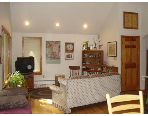 92 Van Norden Road Reading, MA 01867 - Photo 6 of 17 Gallery Image 6