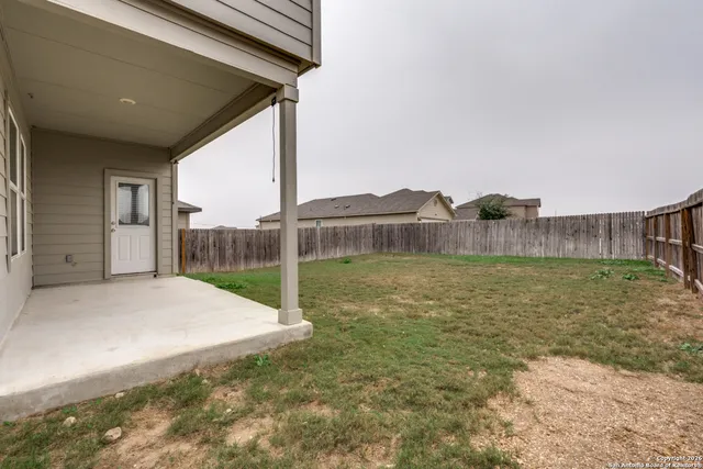 a view of a backyard