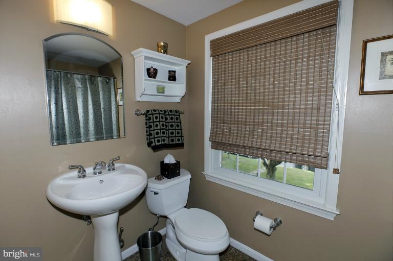 7701 Sebago Road Bethesda, MD 20817 - Photo 3 of 30 Bath