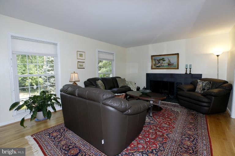 7701 Sebago Road Bethesda, MD 20817 - Photo 22 of 30 Living Room