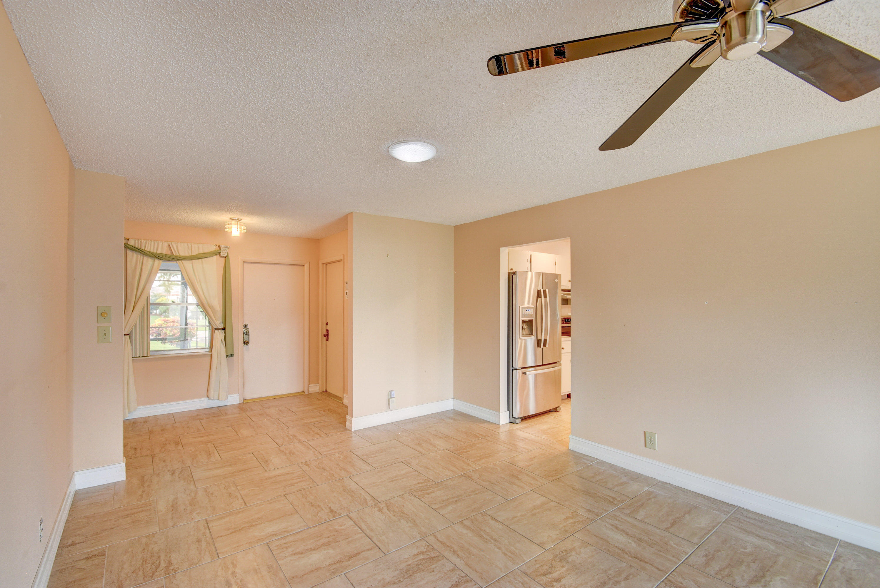 6109 Lasalle Road Delray Beach, FL 33484 - Photo 5 of 32 09_interiors (9 of 38)