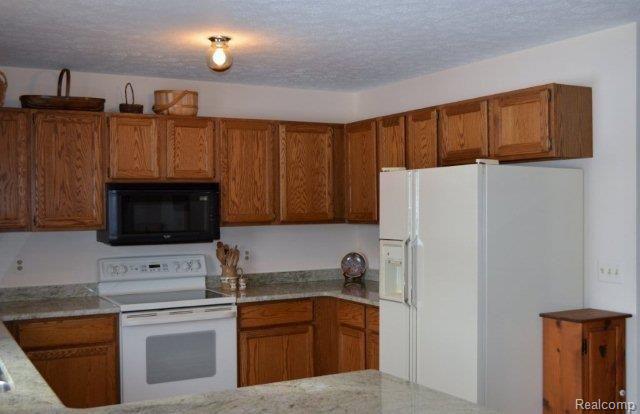 1392 Swarthout Road Pinckney, MI 48169 - Photo 6 of 20 Kitchentwo.jpg