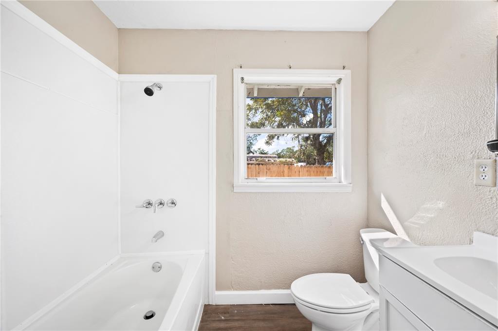 3221 Crutchfield Road Lakeland, FL 33805 - Photo 23 of 49 a bathroom with a bathtub and a toilet
