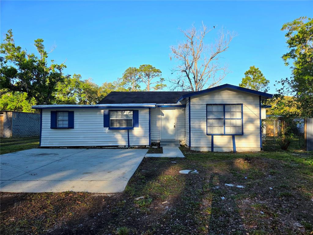 3221 Crutchfield Road Lakeland, FL 33805 - Photo 49 of 49 a front view of a house with garden