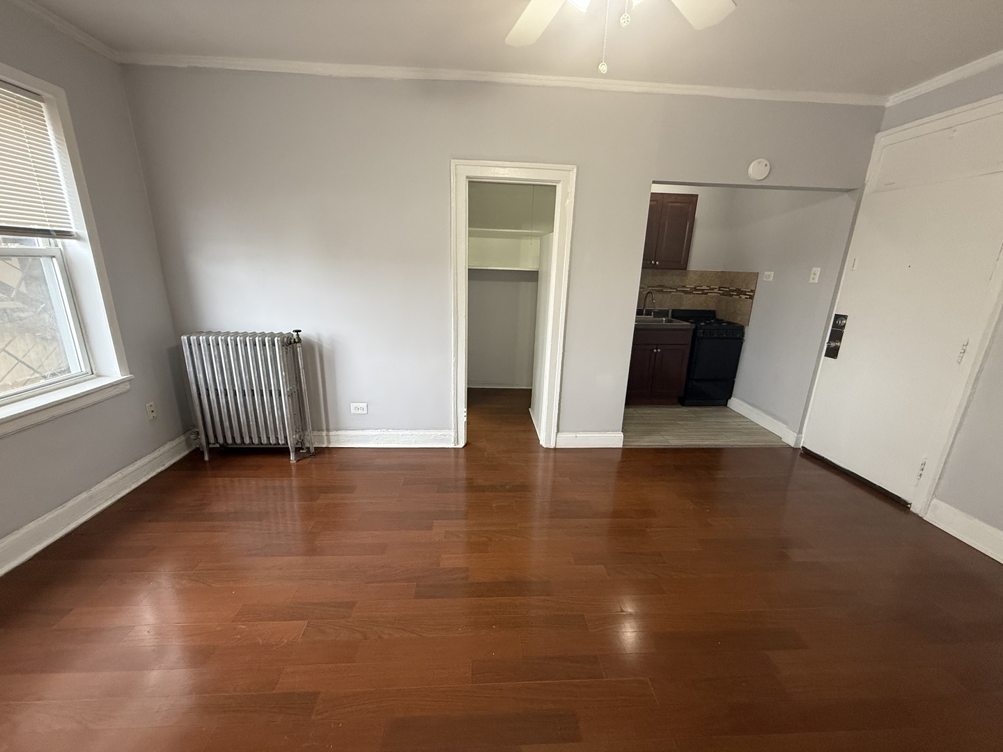 6930 North Greenview Avenue, Unit 509 Chicago, IL 60626 - Photo 6 of 10 an empty room with windows and cabinet