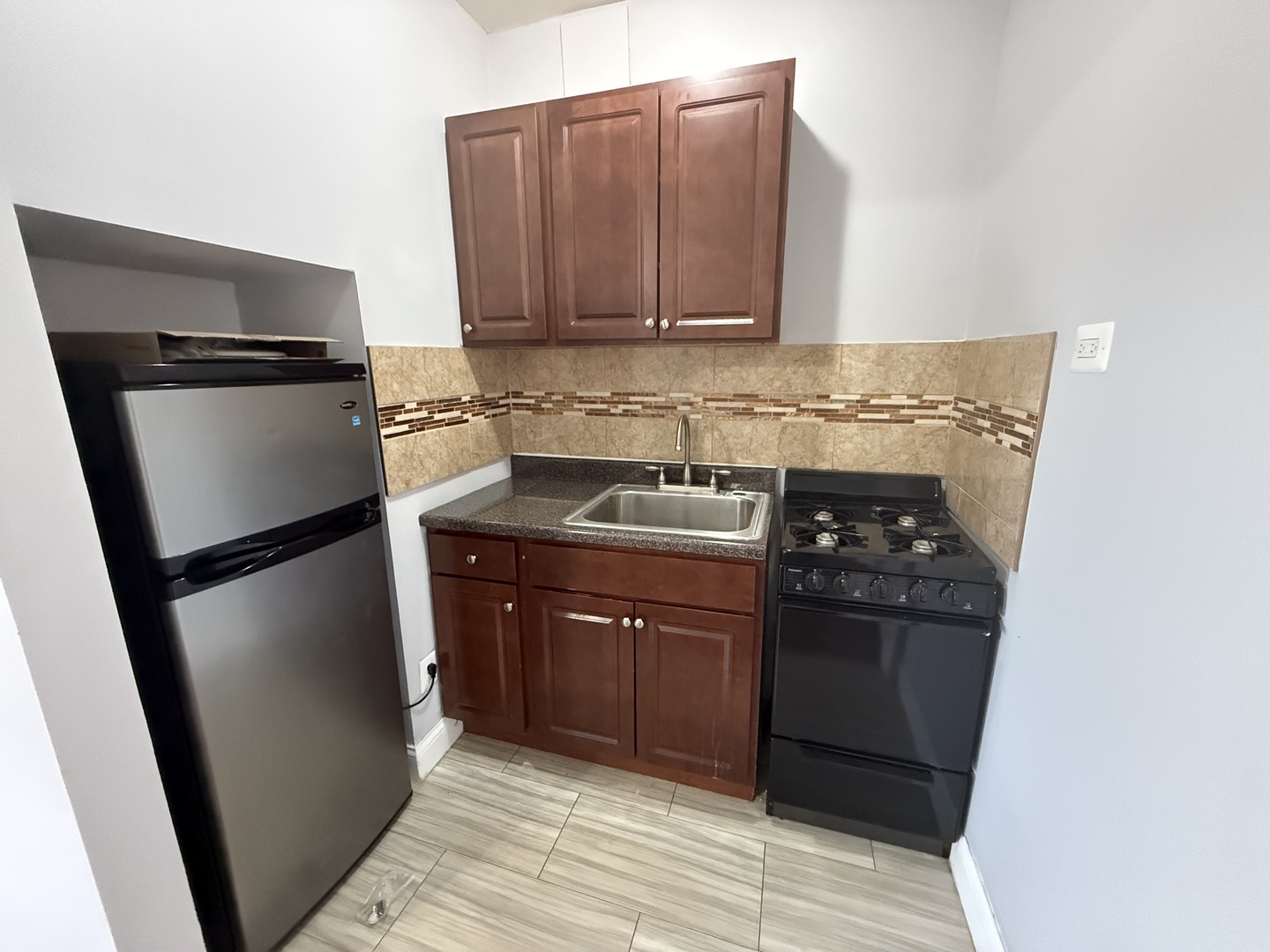 6930 North Greenview Avenue, Unit 509 Chicago, IL 60626 - Photo 7 of 10 a kitchen with stainless steel appliances granite countertop a refrigerator and a sink
