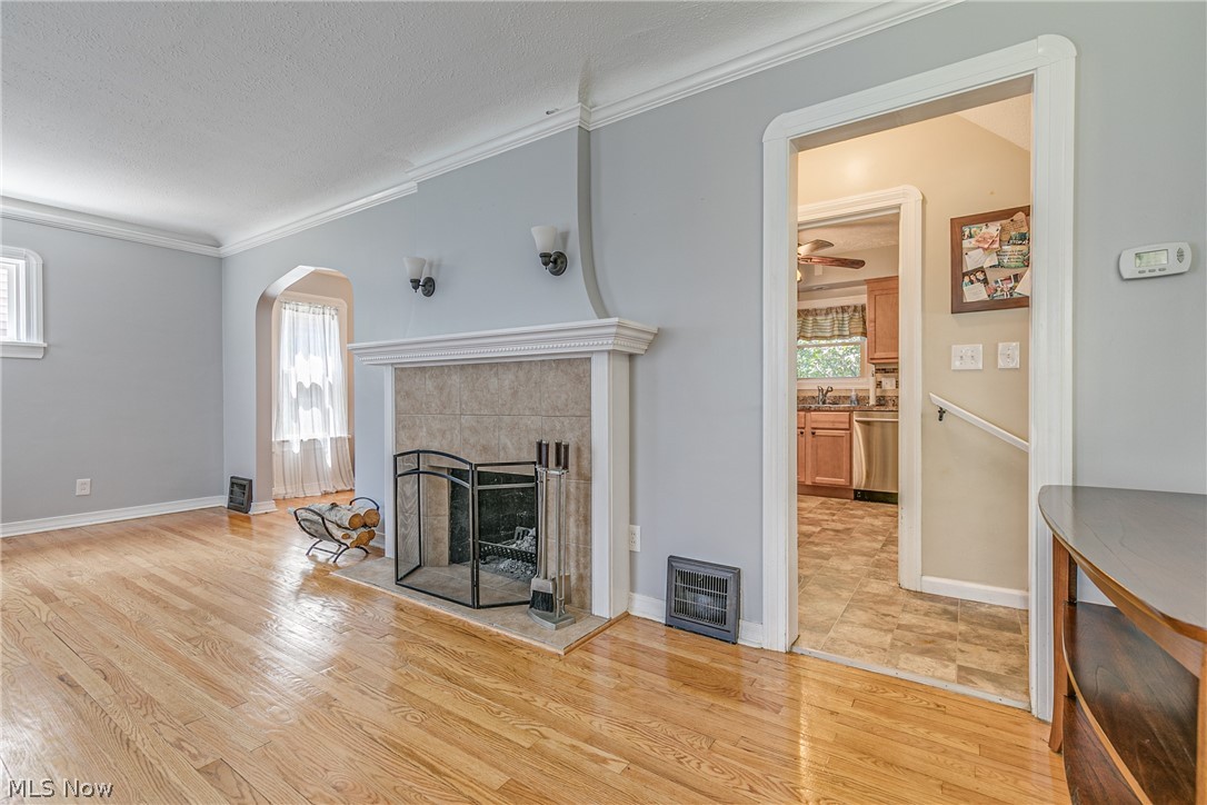 2168 Barrington Road Cleveland, OH 44118 - Photo 4 of 29
