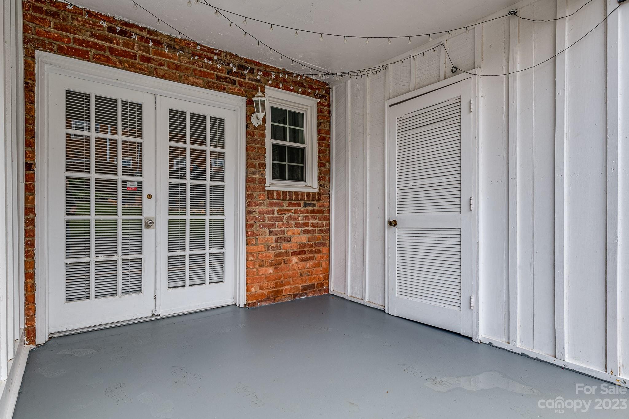 910 McAlway Road, Unit B Charlotte, NC 28211 - Photo 33 of 37 an empty room with windows
