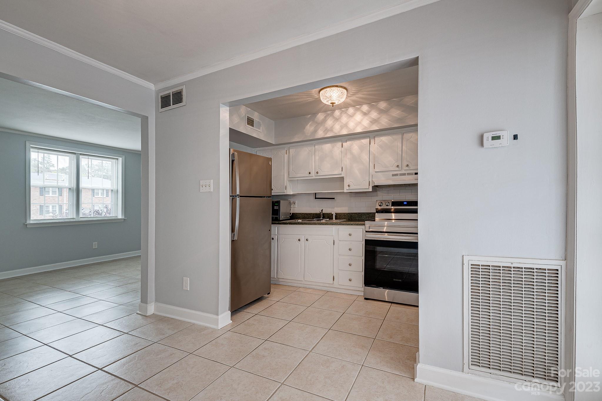 910 McAlway Road, Unit B Charlotte, NC 28211 - Photo 6 of 37 a kitchen with a stove a refrigerator and cabinets