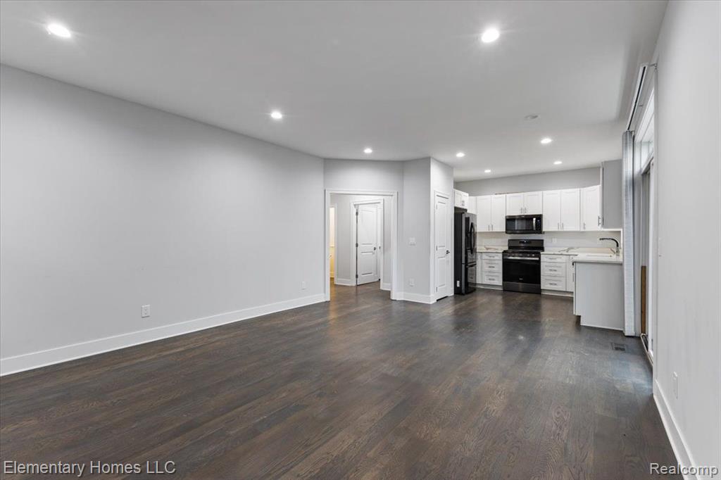 4003 Elmhurst Road Waterford, MI 48328 - Photo 5 of 28