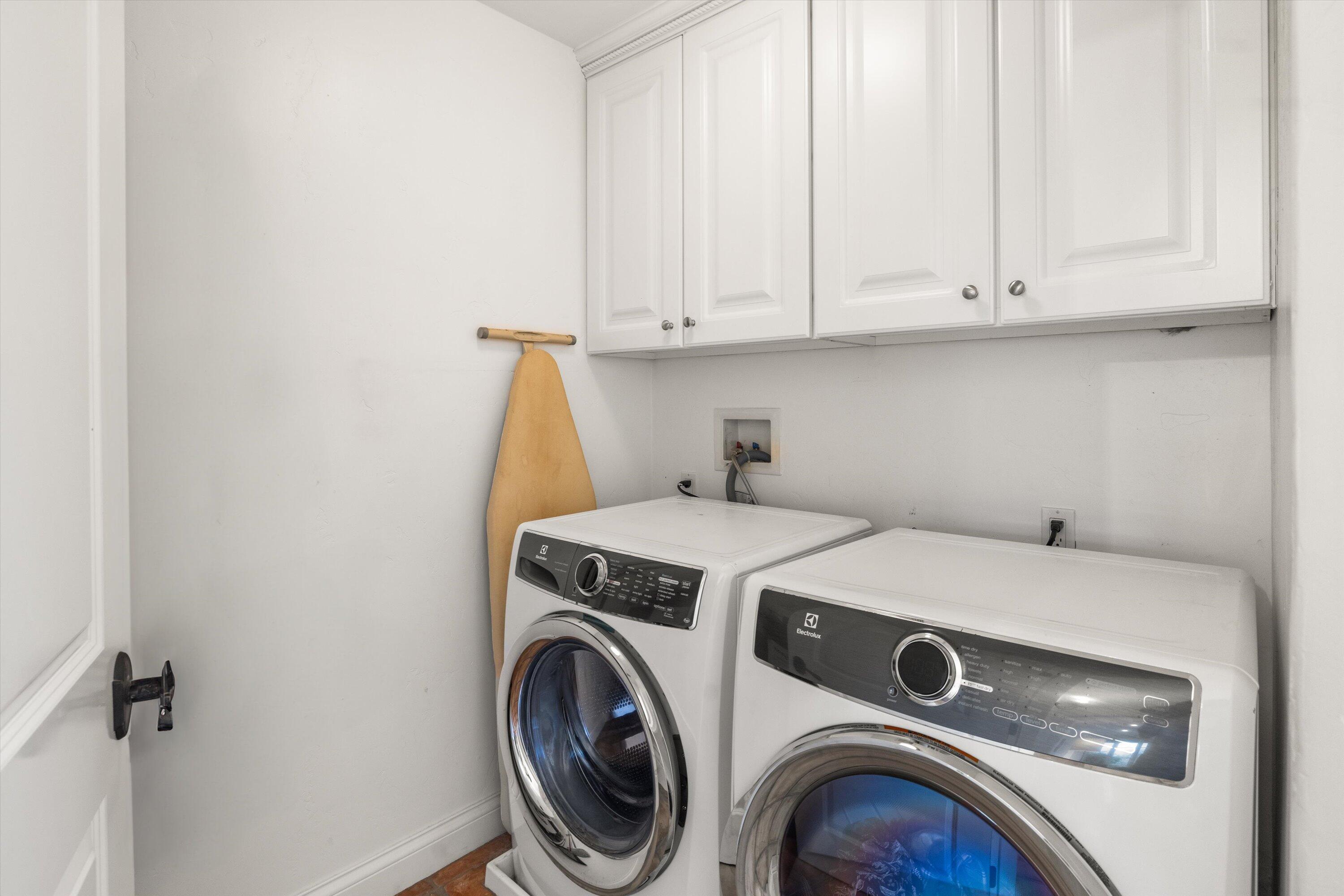 220 Santa Barbara Street, Unit D Santa Barbara, CA 93101 - Photo 12 of 18 laundry room