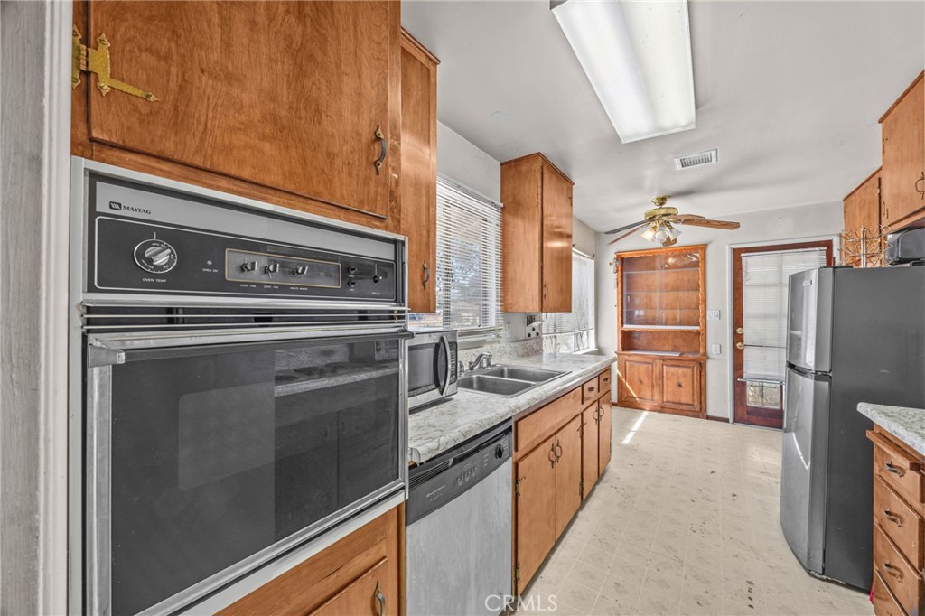 8811 California Riverside, CA 92503 - Photo 5 of 34 Kitchen