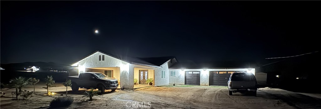 14426 Tumbleweed Road Phelan, CA 92371 - Photo 2 of 38 a view of lobby with furniture and lamp