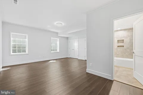 a view of yard with green space