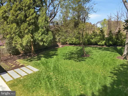 a view of entryway with a yard