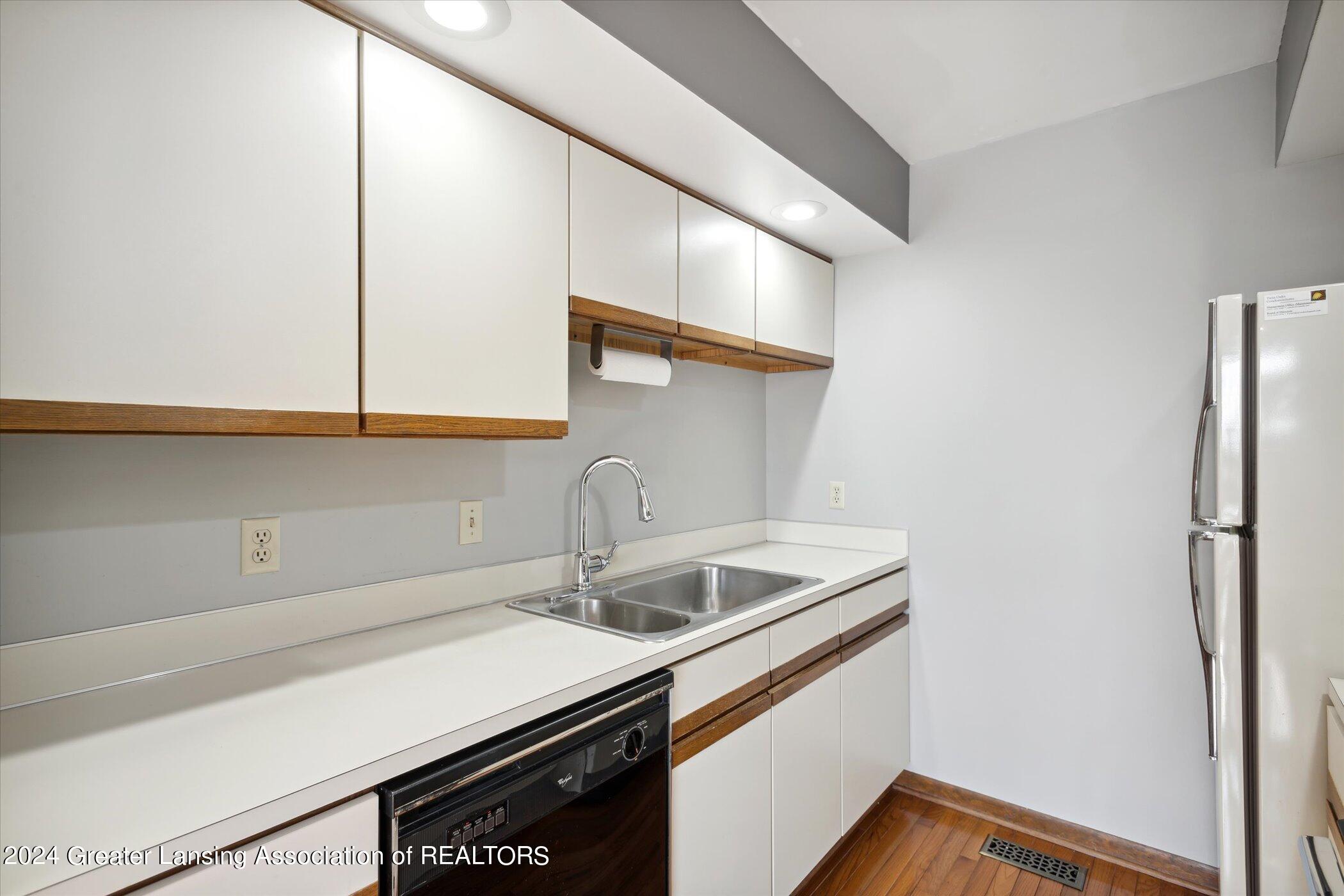 205 East Jolly Road, Unit A13 Lansing, MI 48910 - Photo 10 of 40 11-205-E-Jolly-Rd-A13-Lansing-MI-48910-W