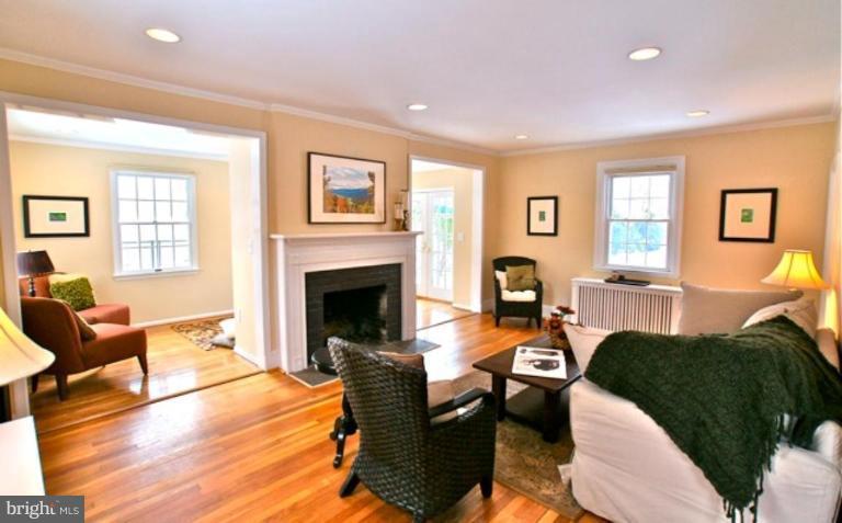 7104 Sheffield Road Baltimore, MD 21212 - Photo 3 of 17 Living Room
