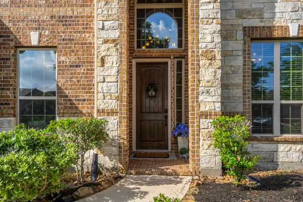 $560,000 | 6815 Cottonwood Crest Lane, Katy, TX 77493