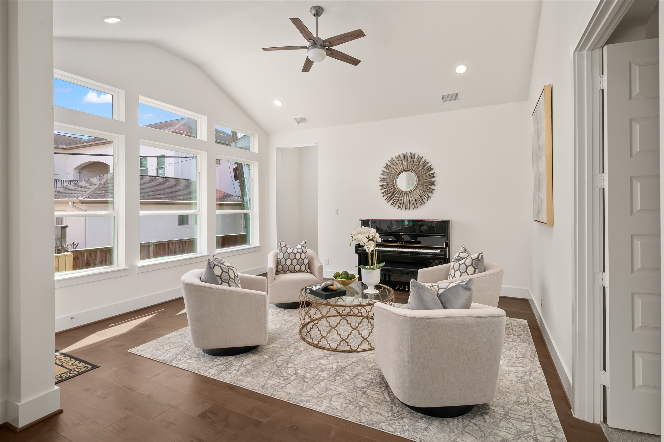 2215 MacArthur Street Houston, TX 77030 - Photo 10 of 33 a living room with furniture and a window