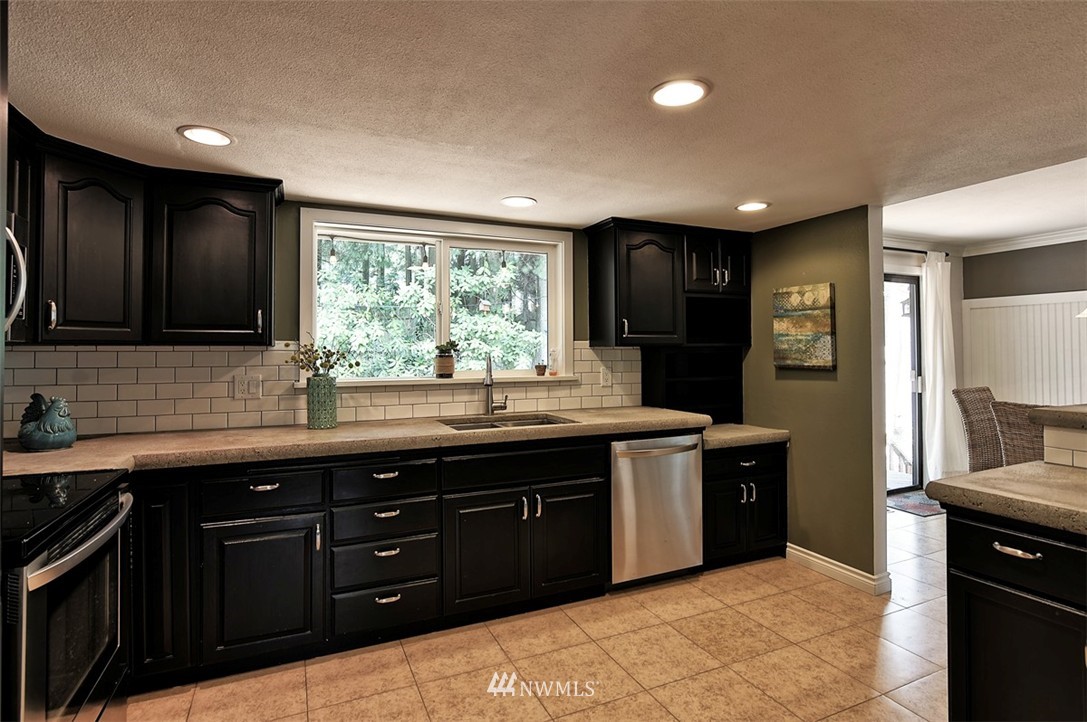 17326 Meadowdale Beach Road Edmonds, WA 98026 - Photo 4 of 20 Gallery Image 4