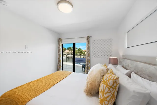 a view of a dinning table and chairs in the terrace