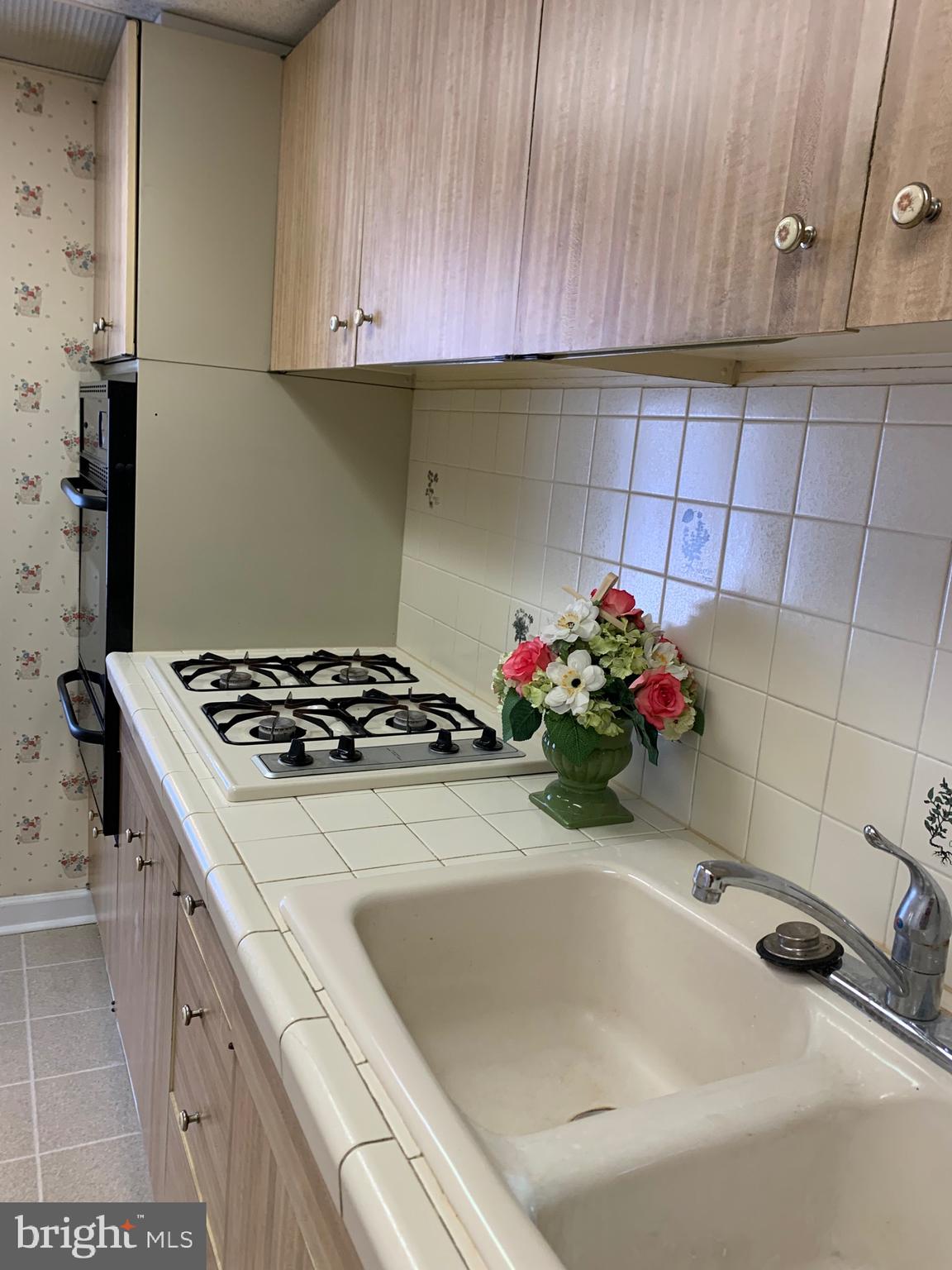 801 Yale Avenue, Unit 207 Swarthmore, PA 19081 - Photo 18 of 35 a bathroom with a sink and a stove