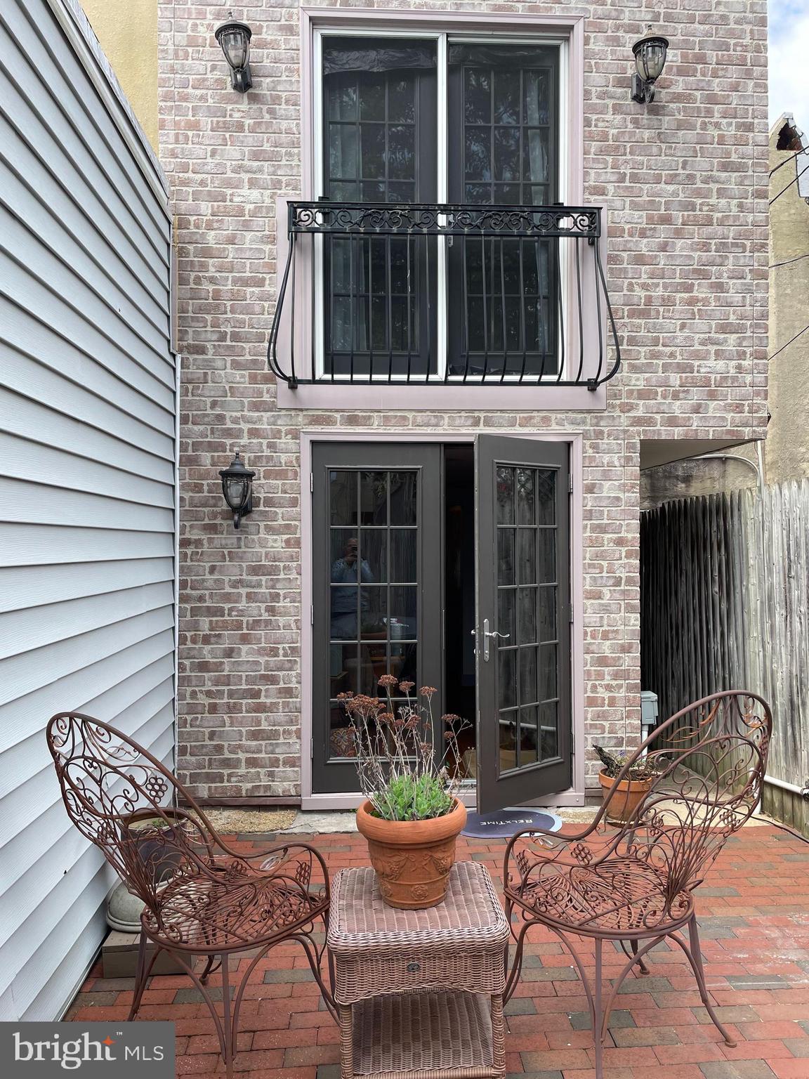 325 South Castle Street Baltimore, MD 21231 - Photo 18 of 31 a view of a brick house with chairs and table in a patio