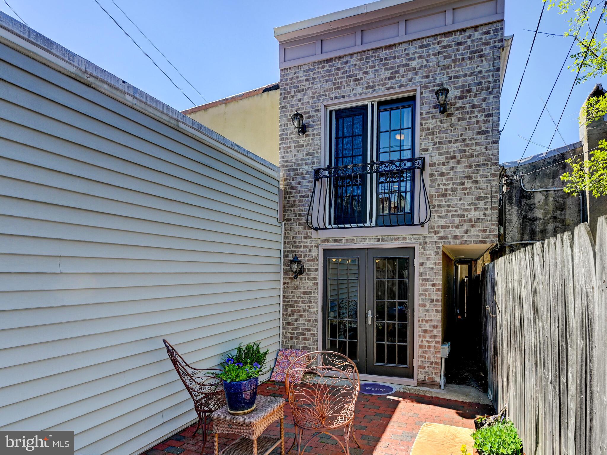 325 South Castle Street Baltimore, MD 21231 - Photo 24 of 31 a view of a patio with table and chairs and potted plants