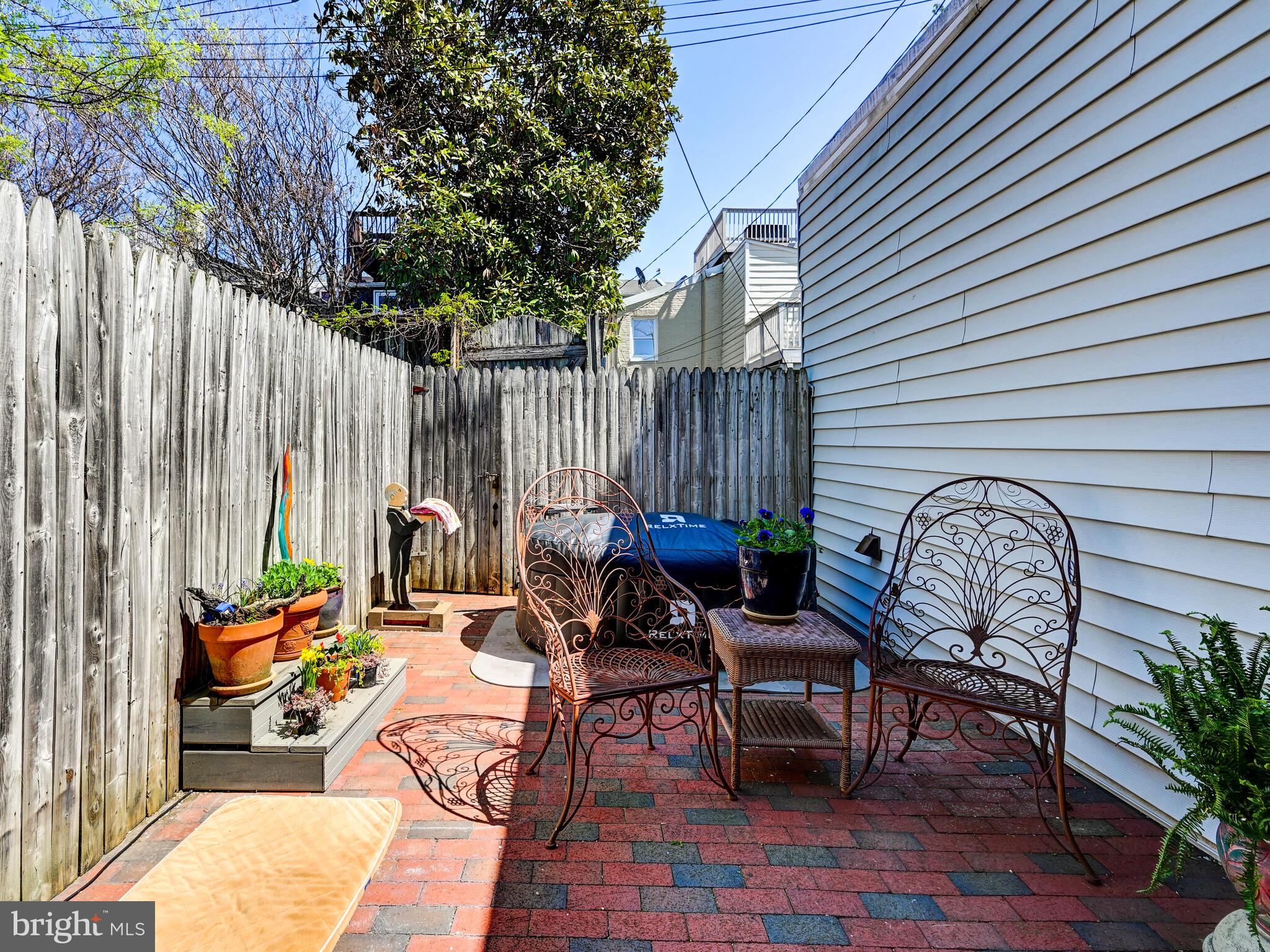 325 South Castle Street Baltimore, MD 21231 - Photo 25 of 31 a backyard of a house with outdoor seating