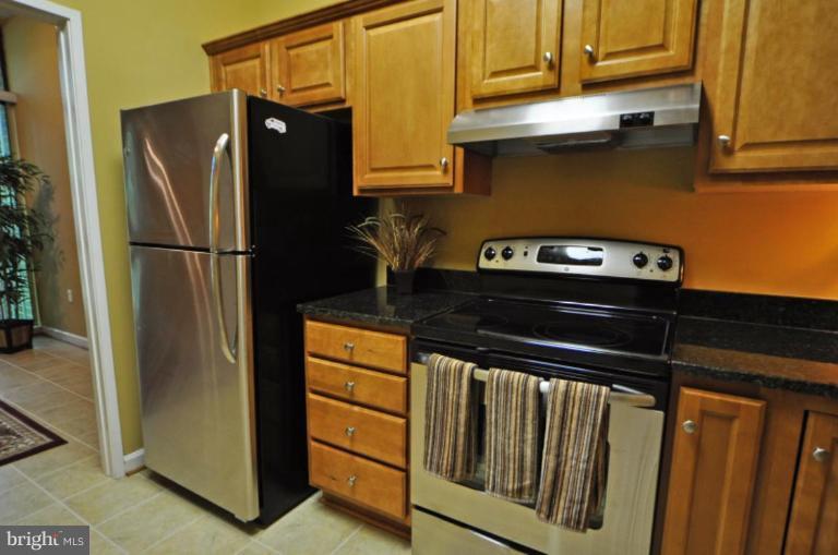2104 Green Watch Way, Unit 11/101 Reston, VA 20191 - Photo 2 of 17 Kitchen