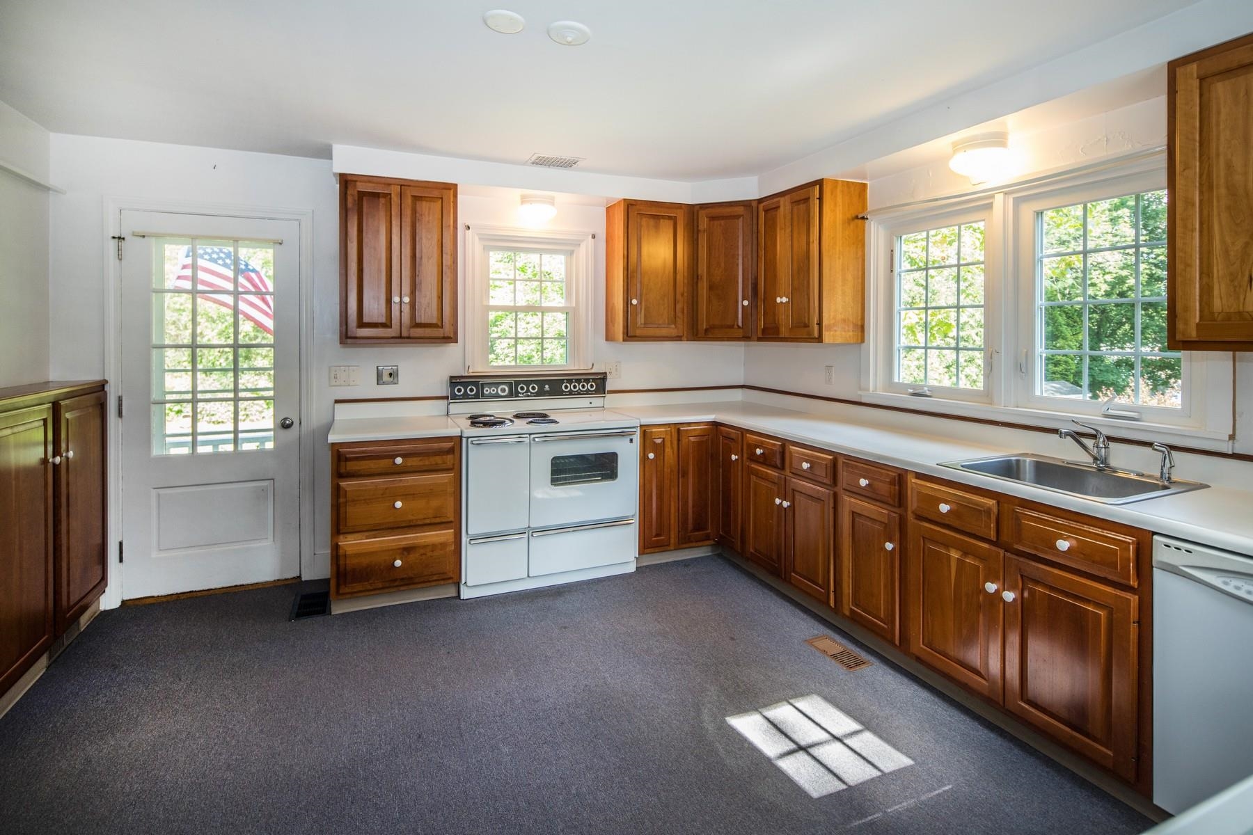 38 Linden Street Rutland, VT 05701 - Photo 3 of 32