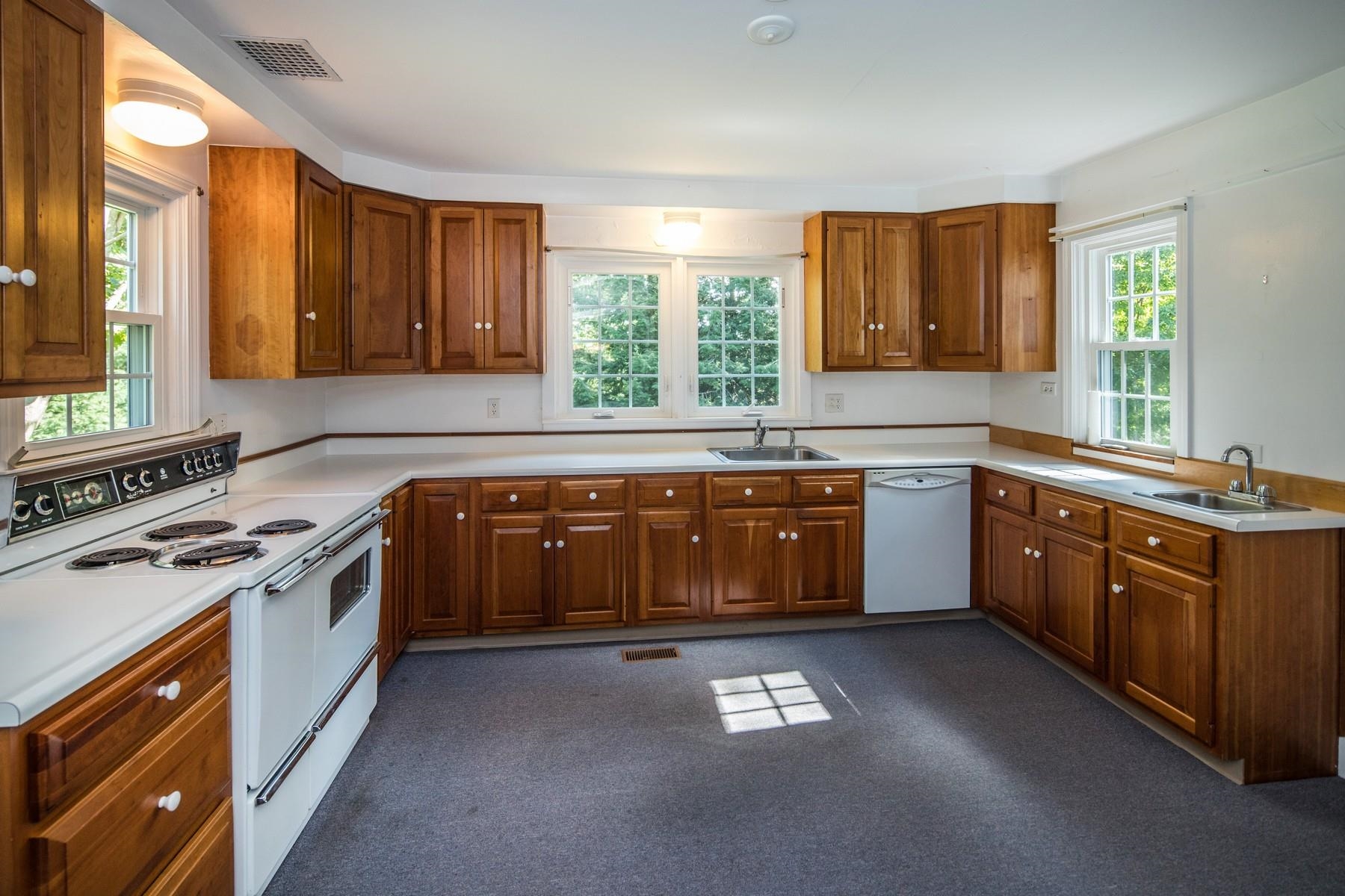 38 Linden Street Rutland, VT 05701 - Photo 4 of 32