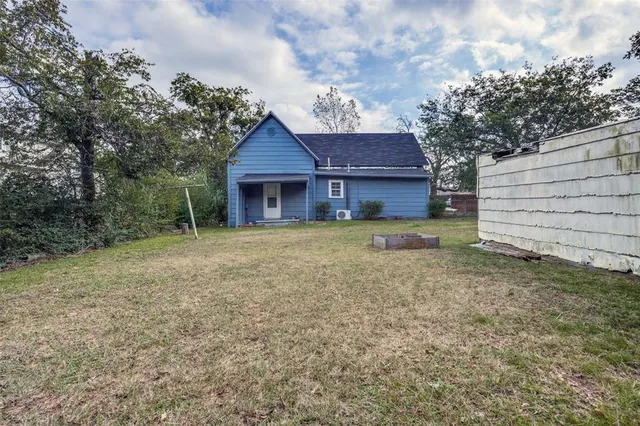 a view of a house with a backyard