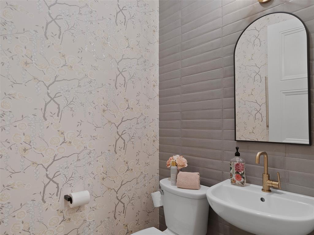 800 John Dean Road Gilmer, TX 75644 - Photo 29 of 40 a bathroom with a sink and a toilet