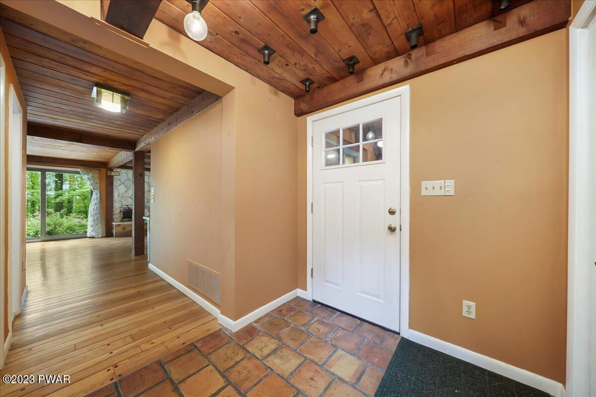 262 Foster Hill Road Milford, PA 18337 - Photo 11 of 64 Foyer