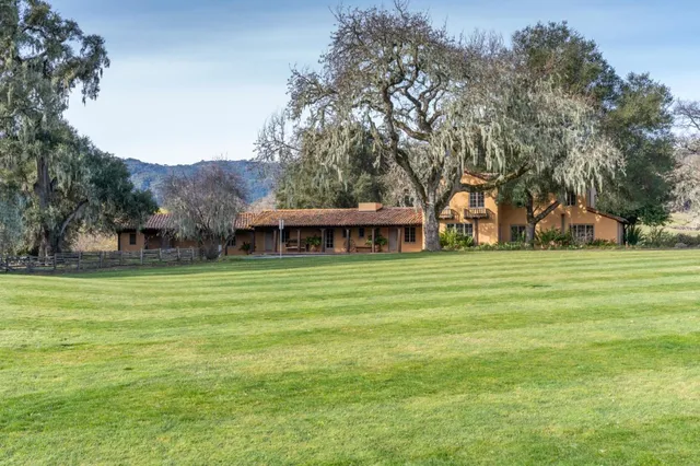 a view of a backyard with white house