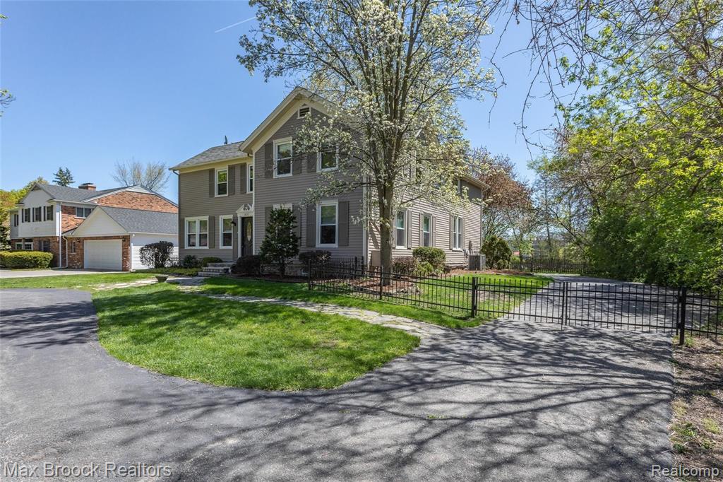 18277 Beverly Road Beverly Hills, MI 48025 - Photo 3 of 44