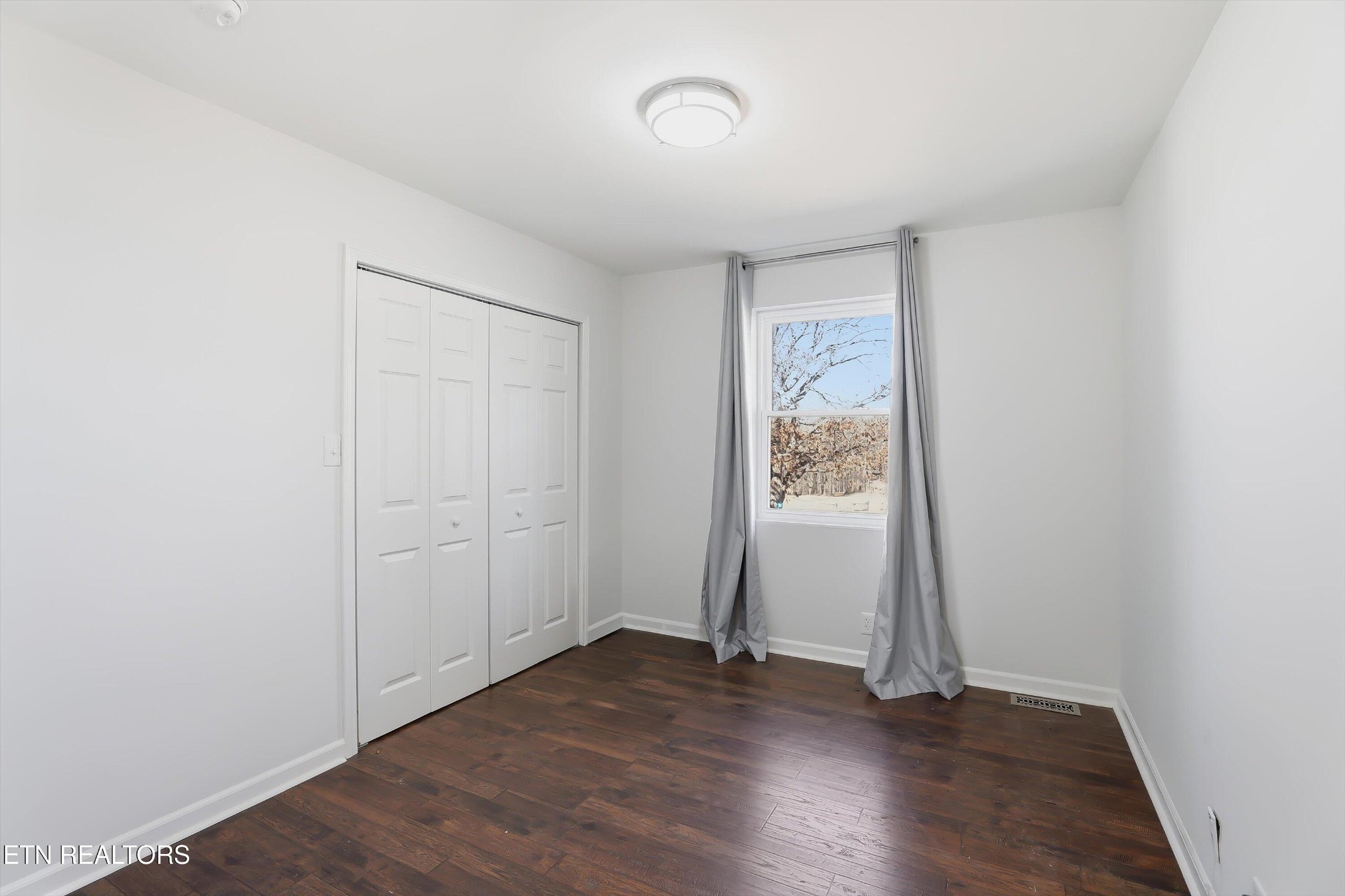 6120 Cline Road Knoxville, TN 37938 - Photo 11 of 29 an empty room with wooden floor and window